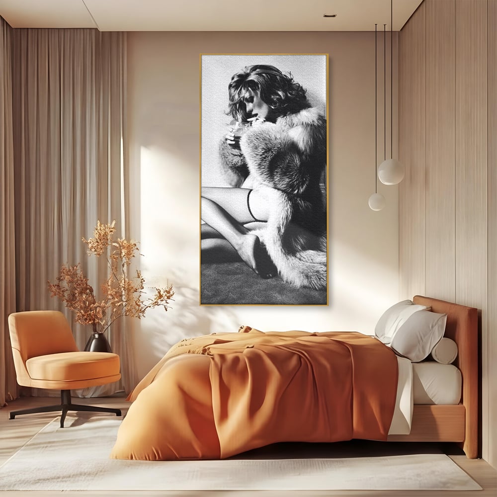Tablou canvas cu tablou portret femeie retro cu blana, in rama de aluminiu auriu, pe perete intr-un dormitor